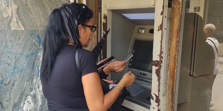 Bancarización en Cuba: «Desvisten un santo para vestir otro»