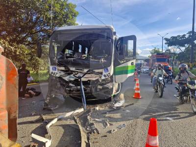 accidente-entre-bus-y-camion-de-basuras-en-girardota-dejo-20-heridos