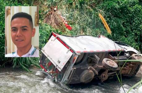 Camión se accidentó y terminó en una quebrada del Suroeste antioqueño: murió uno de sus ocupantes