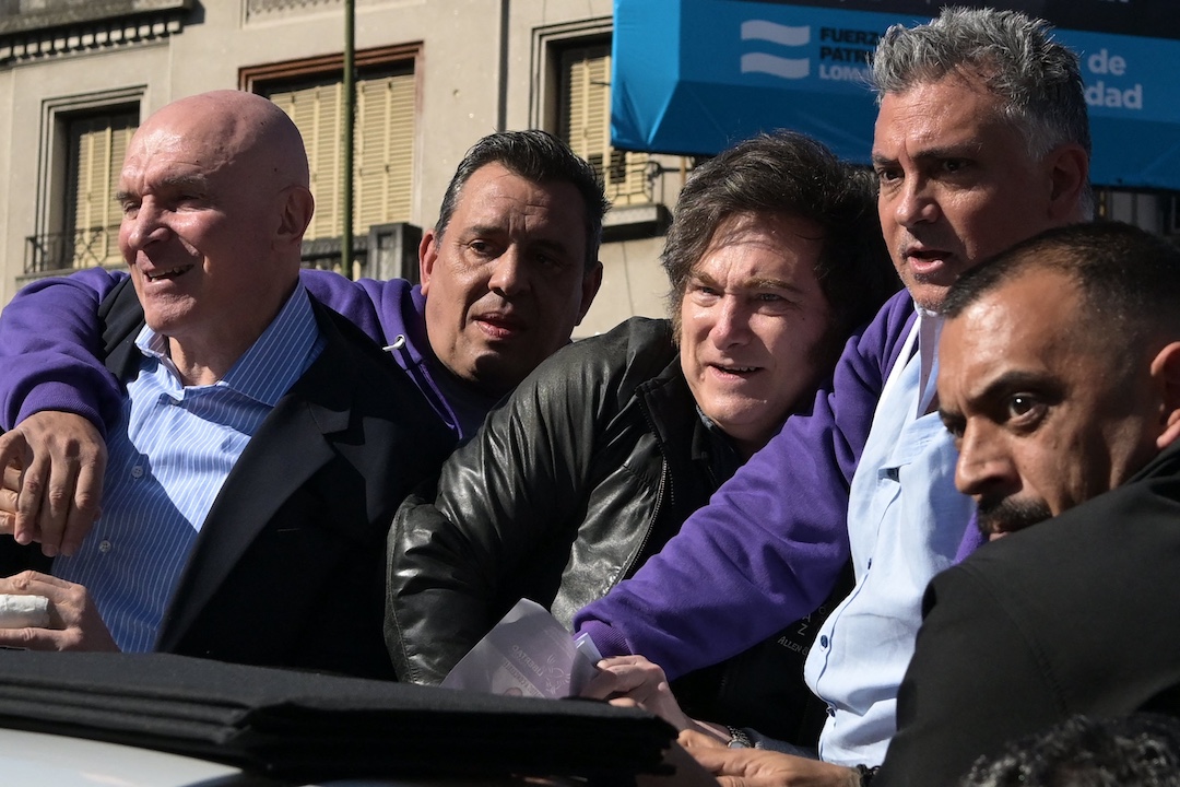 Javier Milei sufre atentado en acto de campaña en Argentina – Nicaragua Investiga