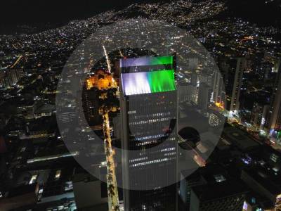 ¿Por qué el Edificio Coltejer de Medellín cambió de color este miércoles en la noche?