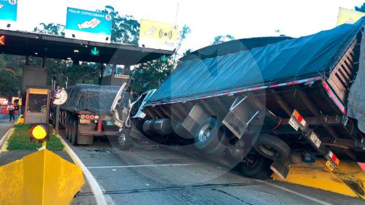 choque-de-camiones-en-peaje-de-la-medellin-bogota-dejo-un-conductor-atrapado