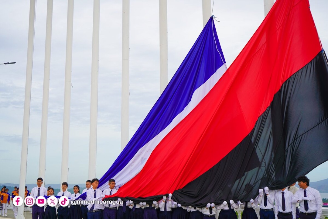 Régimen inaugura el mes patrio izando bandera del Frente Sandinista – Nicaragua Investiga