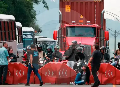 Interminable caos en vía al Suroeste: continuará este martes el bloqueo en el peaje de Amagá