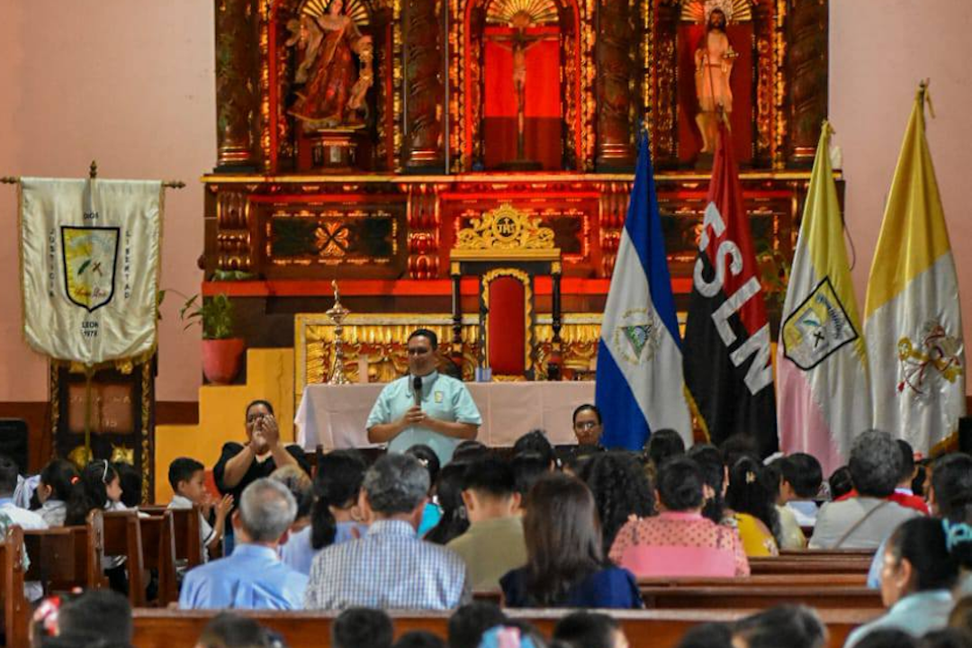 Dictadura obliga a colegios privados a utilizar símbolos sandinistas