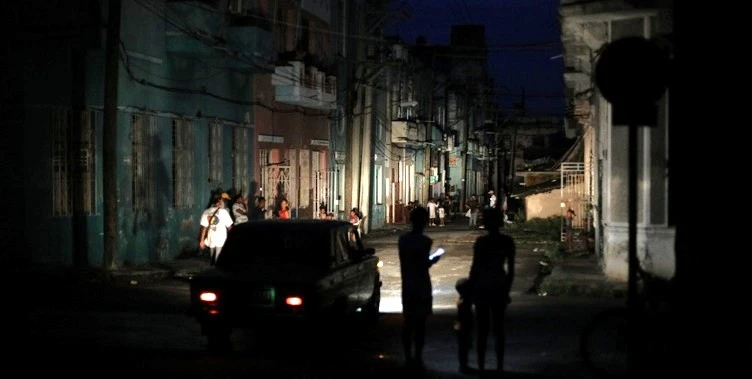 Tras casi 24 horas de apagón nacional, gran parte de Cuba sigue a oscuras