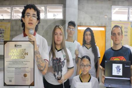 ¡Qué tesos! Jóvenes inventores de colegio de Envigado ganaron premio de la SIC en Bogotá