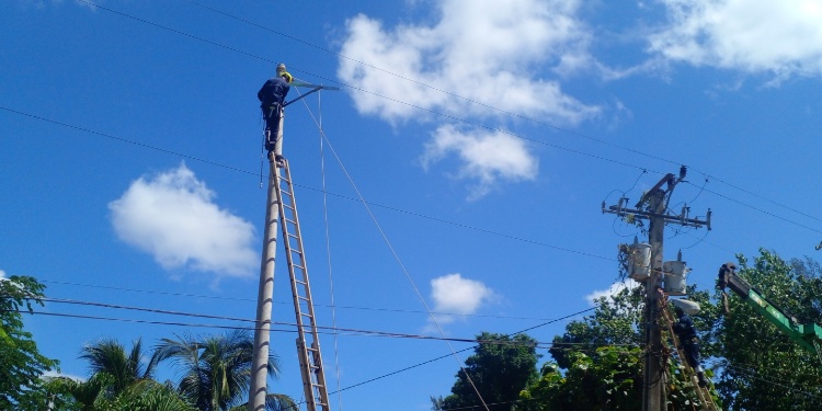 Liniero sufre grave accidente en La Habana al reparar una avería eléctrica