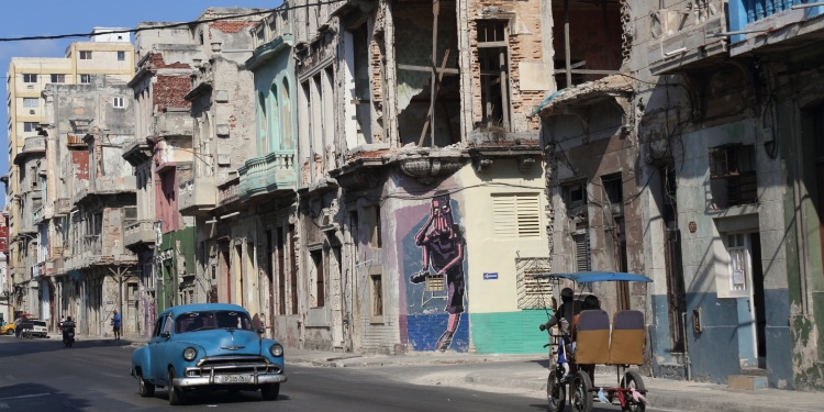 en-cuba-esta-el-loco-que-da-al-pecho