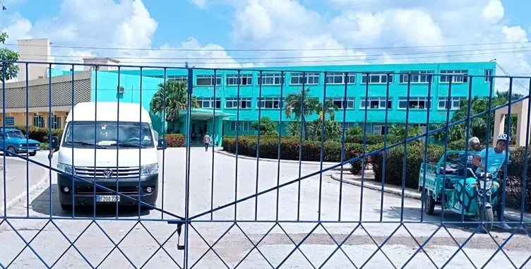 Incendio en hospital de Camagüey obliga al traslado de pacientes críticos