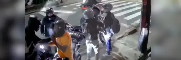 EN VIDEO: ¡De película! Ocho sujetos armados se robaron una moto en Bello