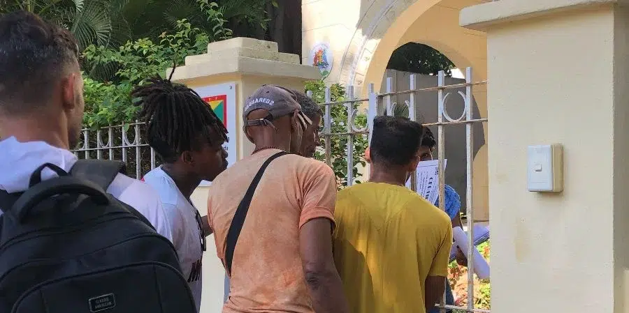 «llego-una-turba-de-gente»:-asi-cerro-la-convocatoria-de-la-embajada-de-granada-en-la-habana 