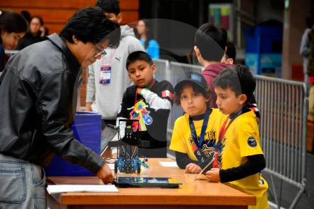 ¡que-tesos!-ninos-de-rionegro,-antioquia,-se-coronaron-campeones-en-torneo-de-robotica-en-peru