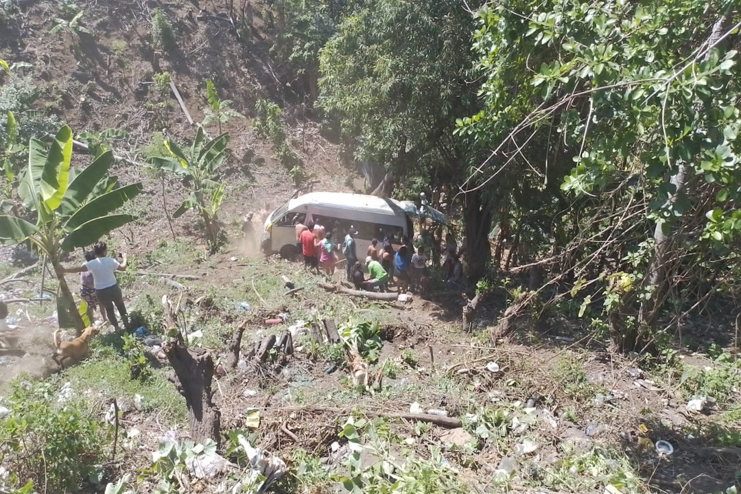 Microbús cae por barranco en carretera Ticuantepe-La Concha