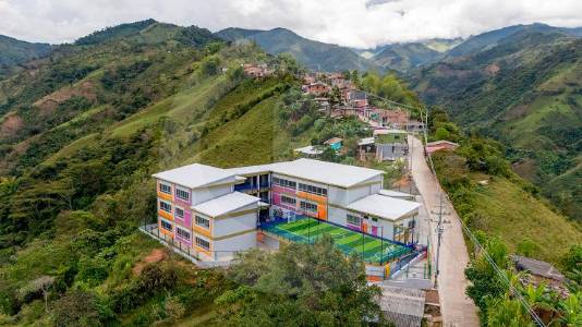 recuperaron-un-colegio-en-las-montanas-de-antioquia-que-se-habia-convertido-en-elefante-blanco