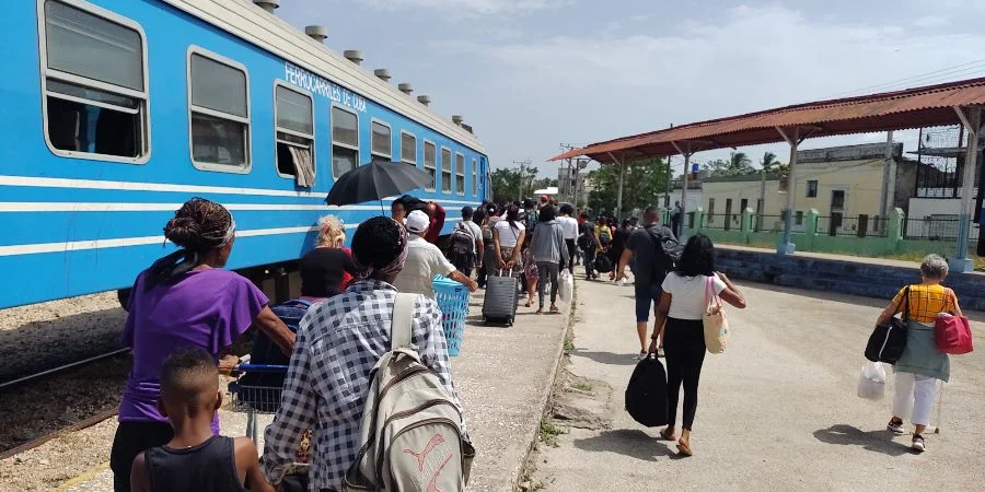 Aunque llegue a cualquier hora, «por lo menos hay tren»: los holguineros se resignan