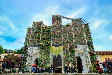 Azuma Makoto, el artista que cubrió de bromelias la iglesia de El Retiro