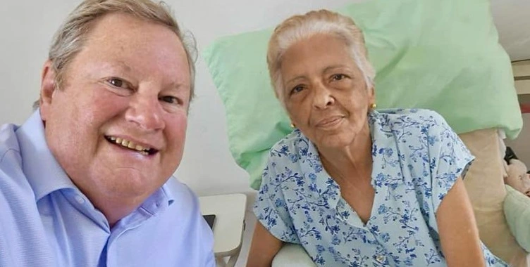 Mike Hammer visita a la opositora cubana Martha Beatriz Roque en La Habana