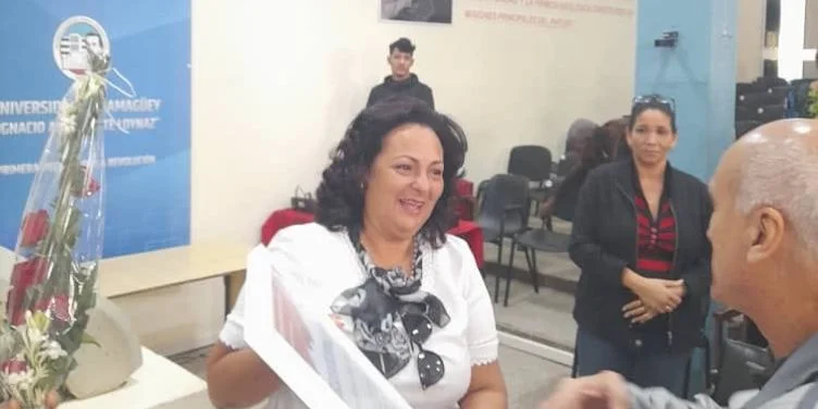 Exdecana que ejecutó sanciones contra dos profesores ahora tiene residencia en EE.UU.