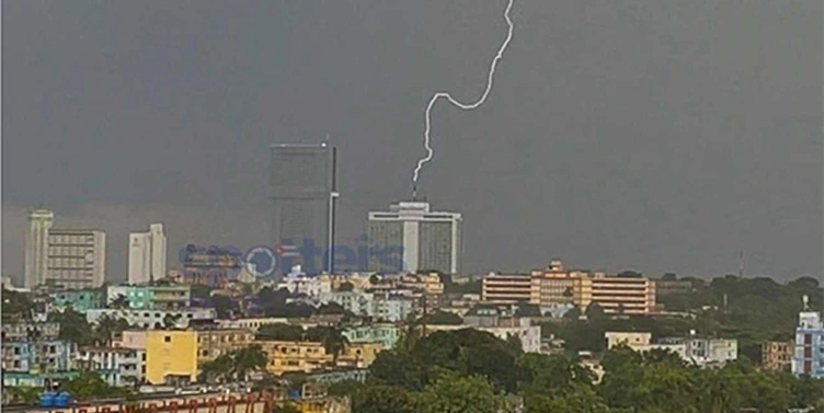 Captan el momento en que un rayo impacta el Hotel Habana Libre