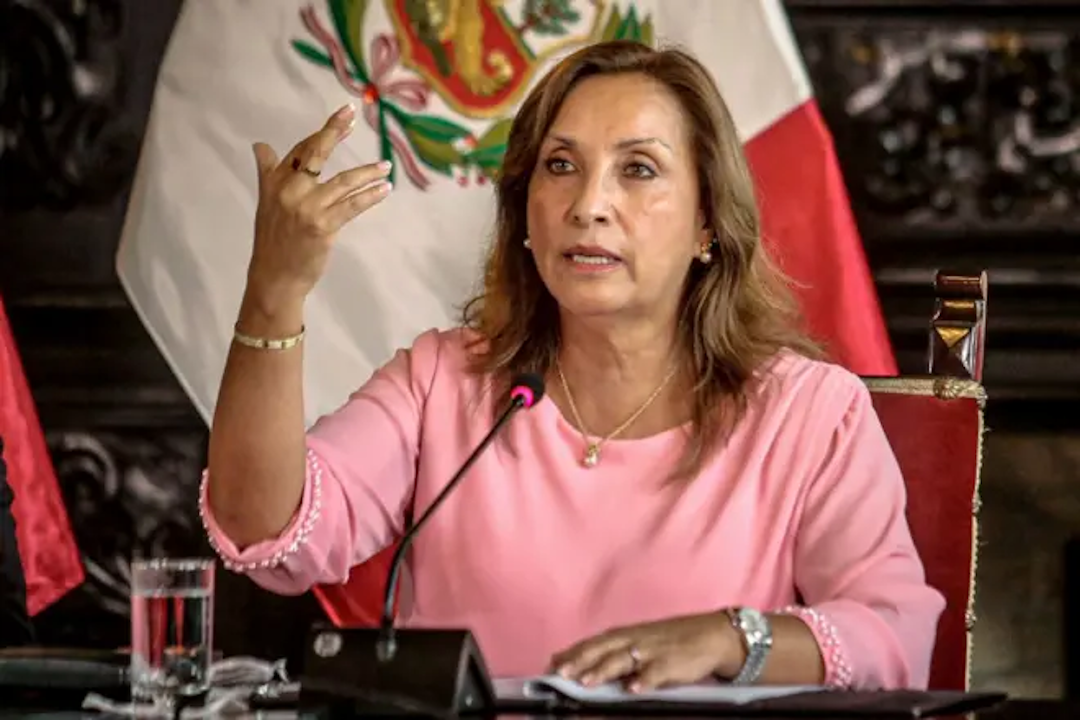 Destituyen a la primera mujer presidente del Perú