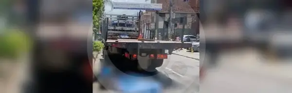 ¡Qué triste! Motociclista murió al chocar contra un planchón en Itagüí