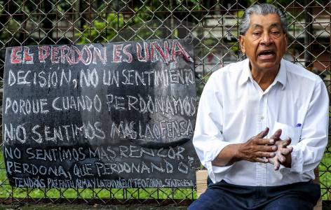 Falleció Miguel Valencia, el comunicador eterno que informaba con tiza a las afueras de la UdeA