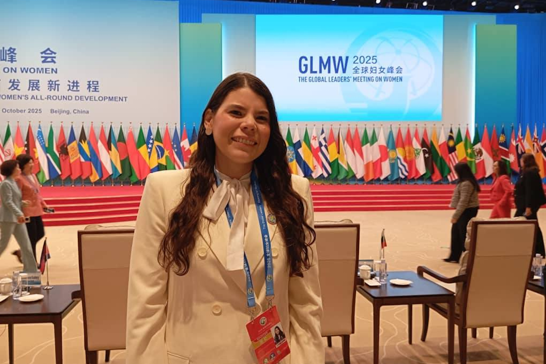Camila Ortega usurpa funciones de la ministra de la mujer en foro global de mujeres