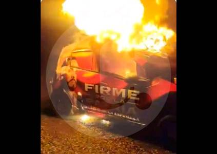 Incendian vehículo con publicidad de Abelardo De la Espriella en carretera de Arauca