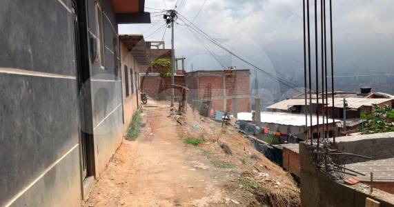Lo mataron y lo taparon con una teja de zinc en El Ajizal, Itagüí
