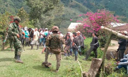 Así montan las asonadas, el arma de ilegales contra la Fuerza Pública