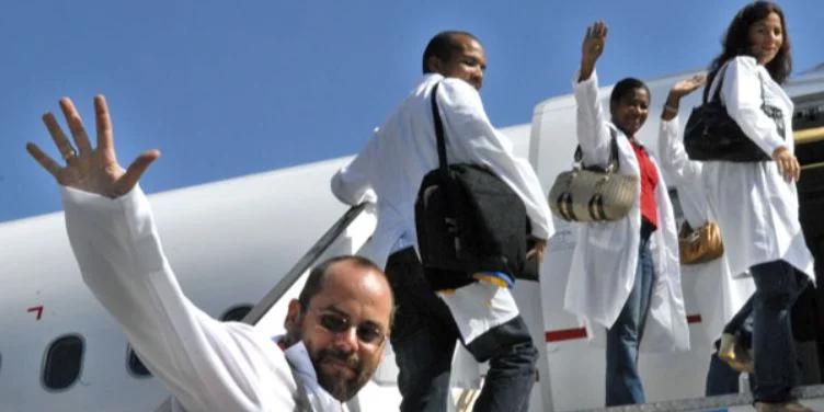 El Gobierno cubano arremete contra médicos emigrados que cuestionan la salud pública en crisis