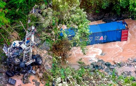Tractomula cayó por abismo de más de 120 metros en vía hacia Santa Fe de Antioquia