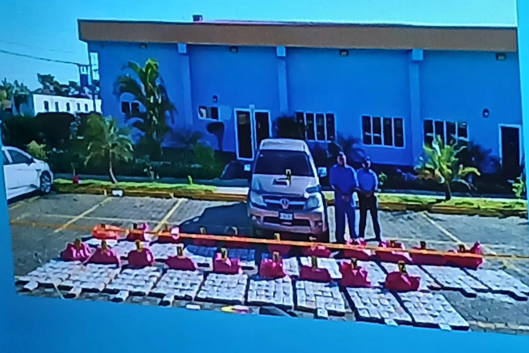 Detienen a hombre que viajaba con 577 kilos de cocaína en Managua
