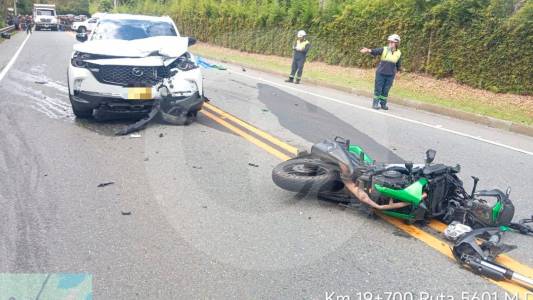 Choque entre camioneta y moto de alto cilindraje en el Oriente antioqueño dejó dos fallecidos