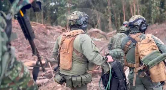 Sigue lío por muerte de menores en bombardeo: Petro lo defiende