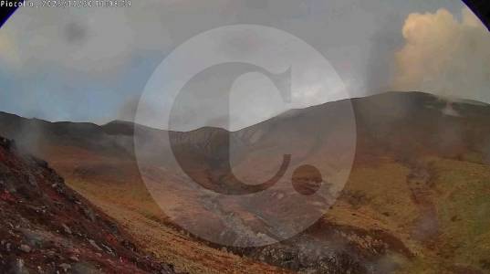 Volcán Puracé sigue inquieto: reportan más ceniza, gases, olor a azufre y 23 alertas por actividad