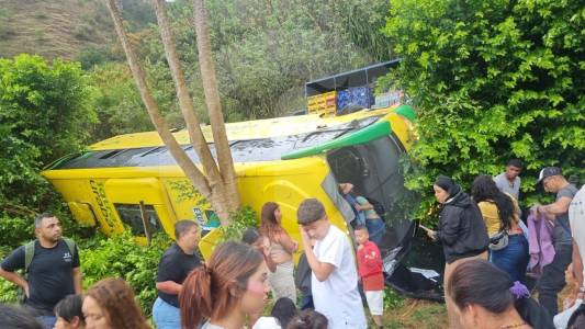 volcamiento-de-bus-en-la-via-que-conduce-de-sabanalarga-a-medellin-dejo-18-pasajeros-heridos
