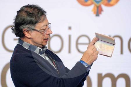 petro-mintio:-los-pasaportes-nuevos-no-se-imprimen-en-colombia-sino-en-portugal