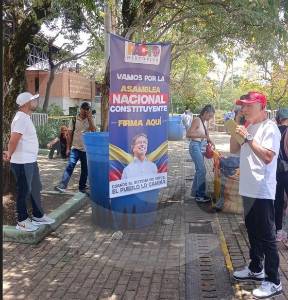 en-visita-de-ivan-cepeda-a-medellin-recolectaron-firmas-para-asamblea-constituyente