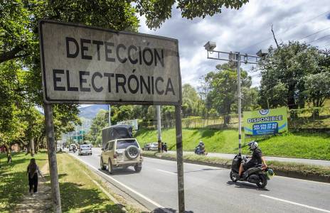 cuatro-municipios-mas-estrenaran-fotomultas-en-antioquia:-¿cuales-son-y-en-que-vias-se-instalaran?