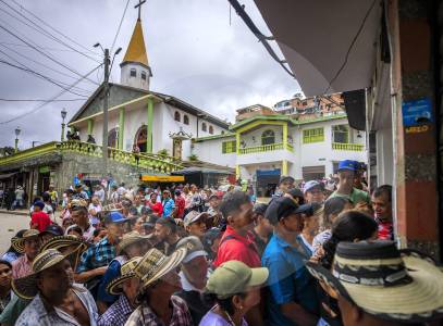 Por violencia de las disidencias, en Briceño suspenden clases y atención en la Alcaldía