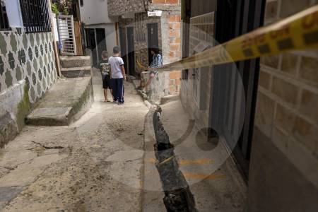 grieta-tarjo-toda-una-cuadra-en-itagui-y-obligo-evacuar-16-casas:-“se-sintio-como-un-temblor”