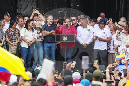 En recta final de campaña, Petro redobla apuestas en Antioquia