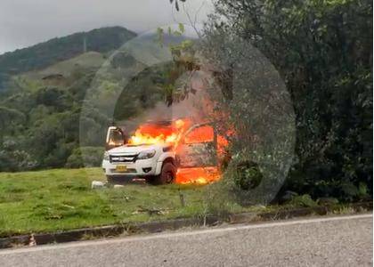 ¿Por qué hombres armados quemaron camioneta en la carretera entre Guatapé y San Rafael?