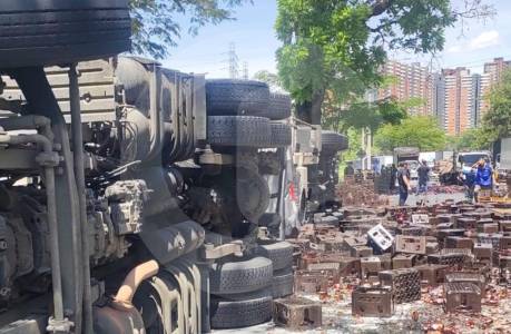 Camión cargado de cerveza se volcó en la autopista Norte, en Bello: intentaron saquearlo
