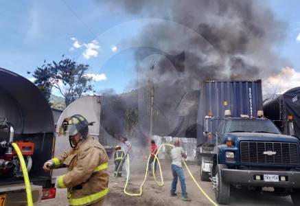 atencion:-bomberos-atienden-incendio-de-grandes-proporciones-en-copacabana