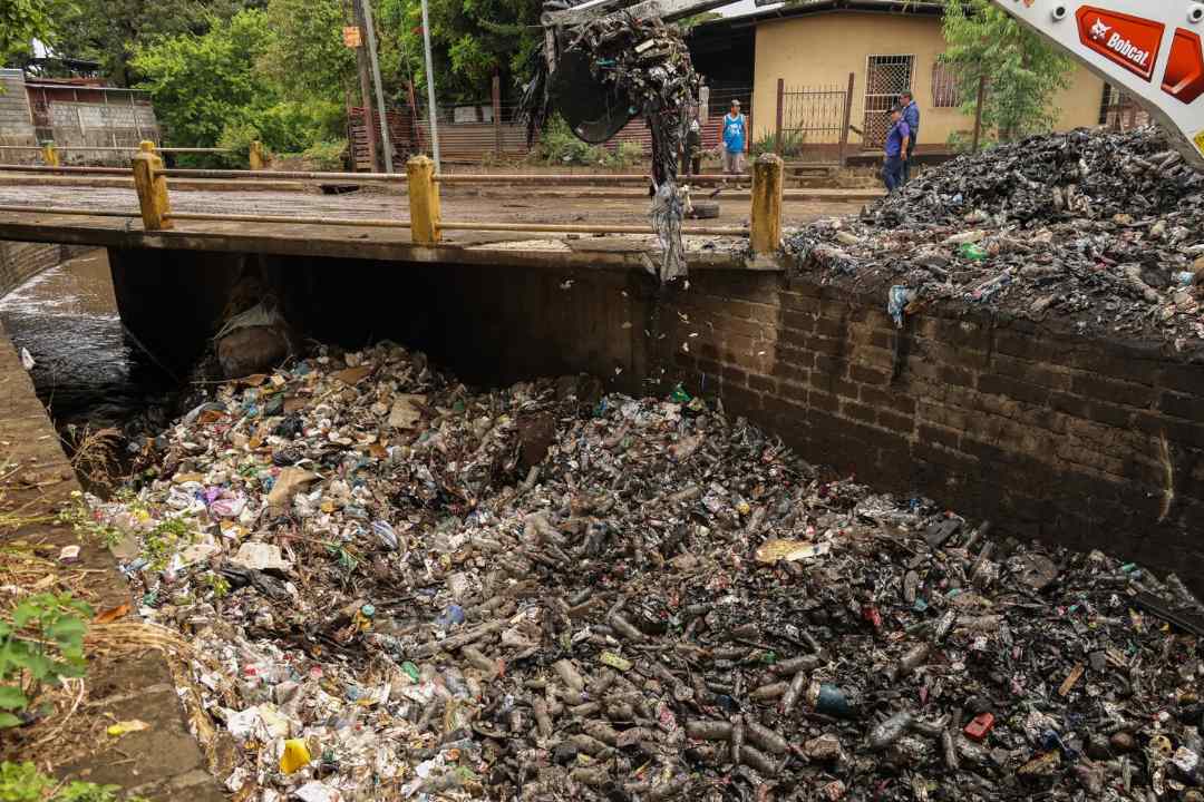 primeras-lluvias-en-managua-sacaron-a-flote-gigantesco-rastro-de-basura-–-nicaragua-investiga
