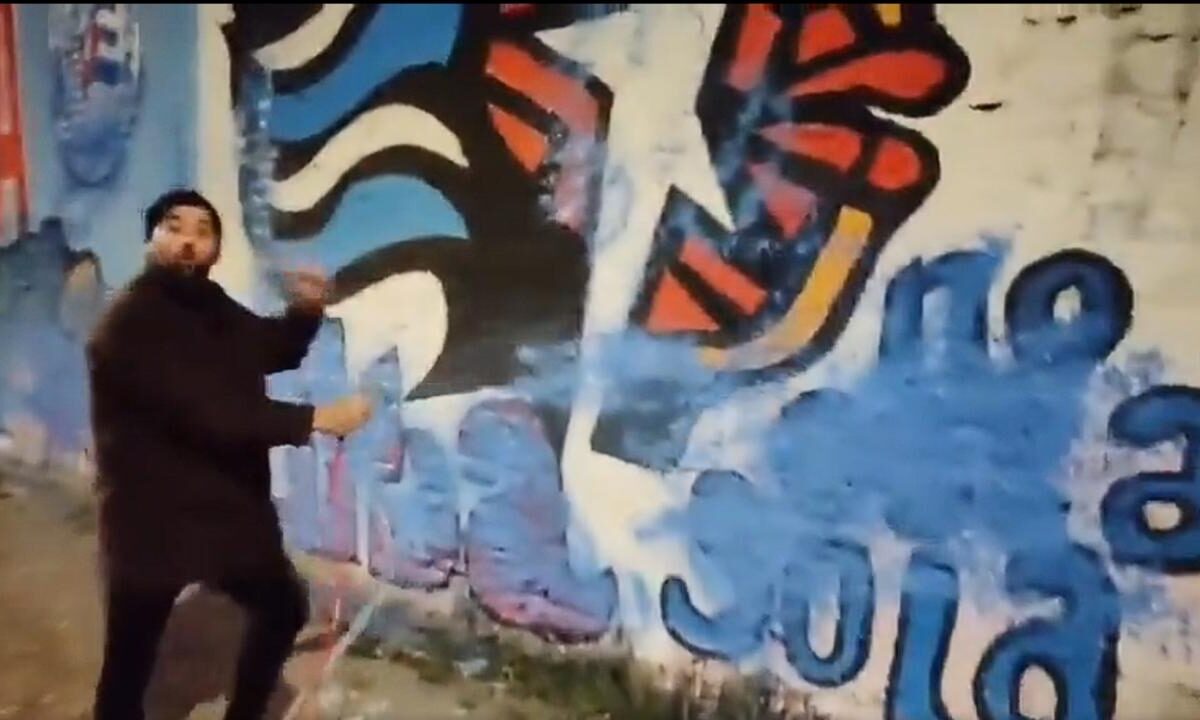 exiliados-cubanos-borran-murales-de-propaganda-a-favor-del-castrismo-en-chile