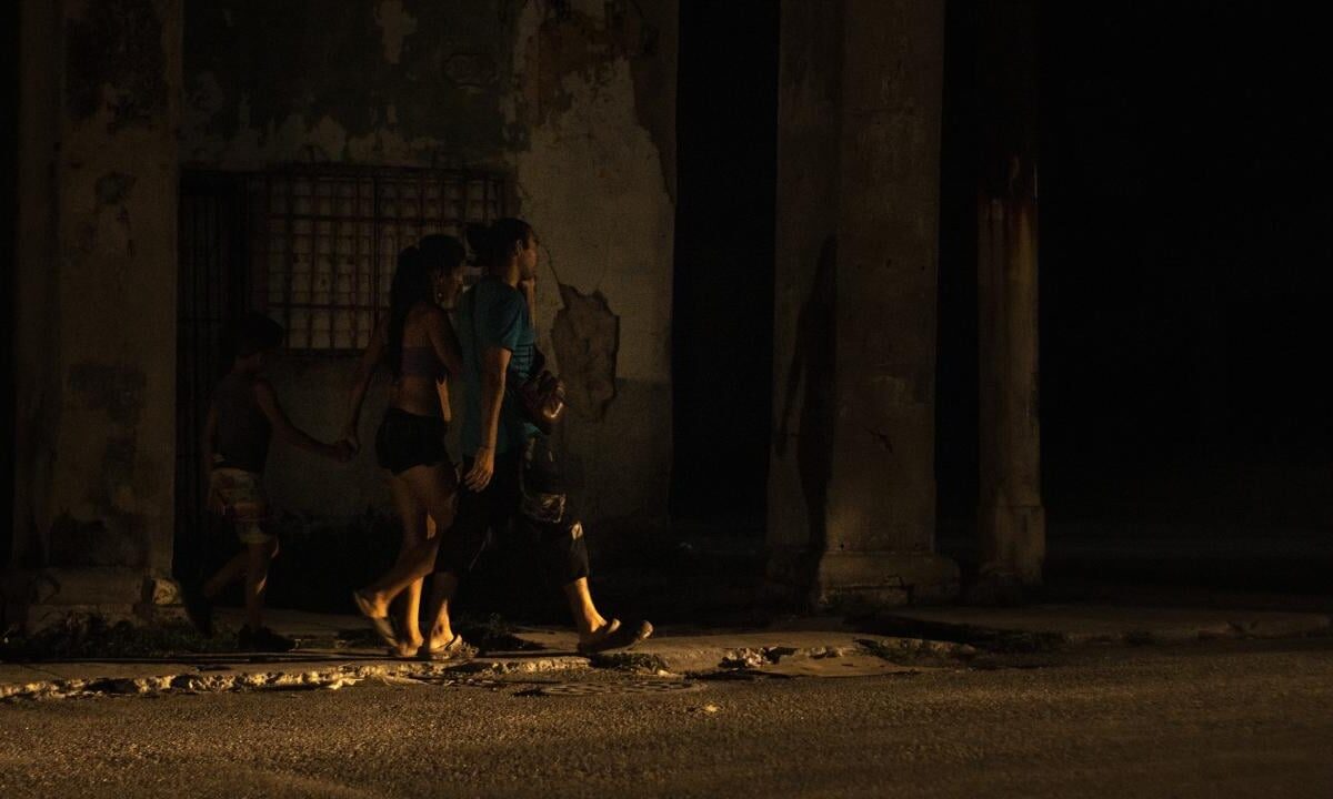 cuba-a-oscuras:-el-sistema-electrico-sufre-una-‘desconexion-total’-a-cinco-dias-del-11j